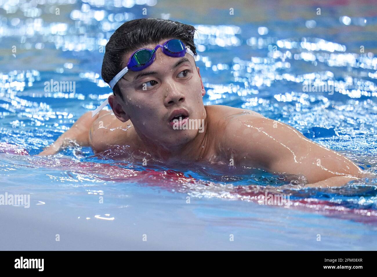 Qingdao, Chine. 5 mai 2021. Wang Shun de Zhejiang vérifie le temps après la demi-finale individuelle de 200 m des hommes aux Championnats nationaux de natation chinois 2021 à Qingdao, en Chine orientale, le 5 mai 2021. Credit: Xu Chang/Xinhua/Alay Live News Banque D'Images