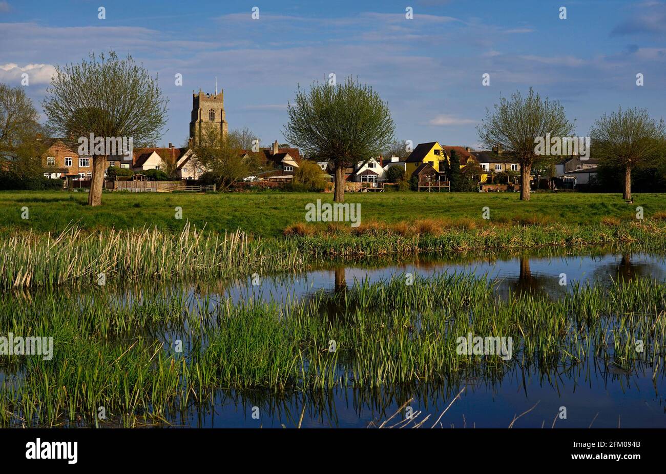 Vue sur la rivière Stour sur les prés d'eau de tous les saints église et ville de Sudbury, Suffolk, Angleterre, lieu de naissance de Thomas Gainsborough Banque D'Images
