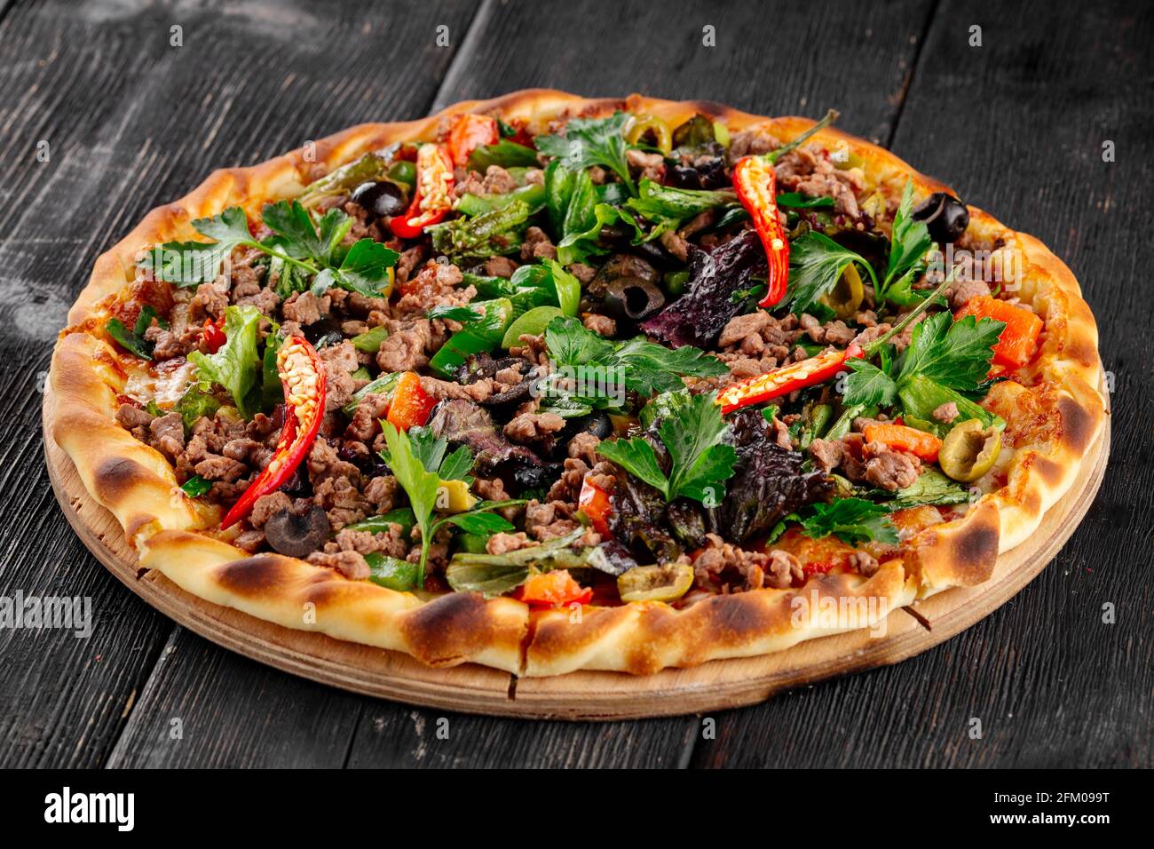 Pizza à la viande hachée fraîche avec du poivre chaud et des légumes verts Banque D'Images