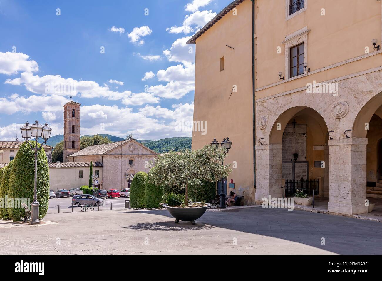 La place Piazza XXIV Giugno et en arrière-plan l'église de San Francesco dans le centre historique de Sarteano, Sienne, Italie Banque D'Images