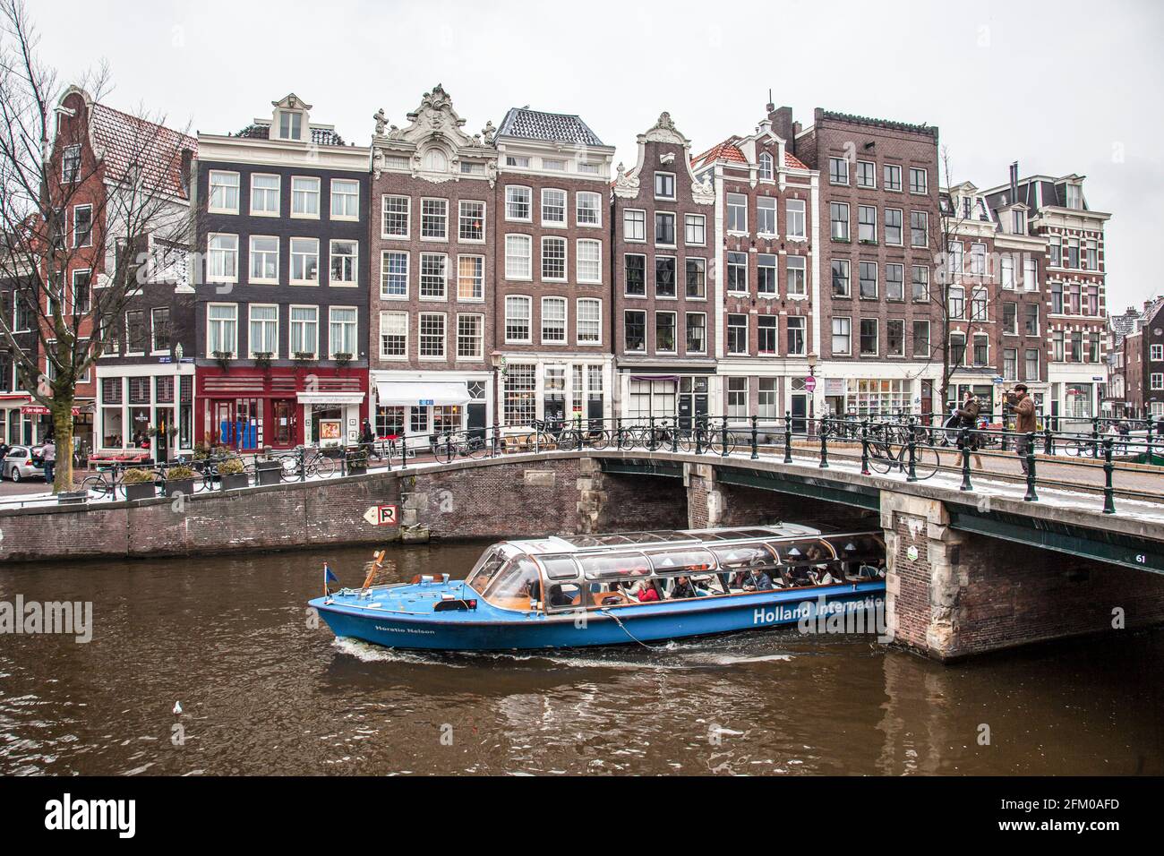 Touristes en ferry profitant d'une croisière sur le canal le long de Keizersgracht, Amsterdam, Hollande-du-Nord, pays-Bas Banque D'Images