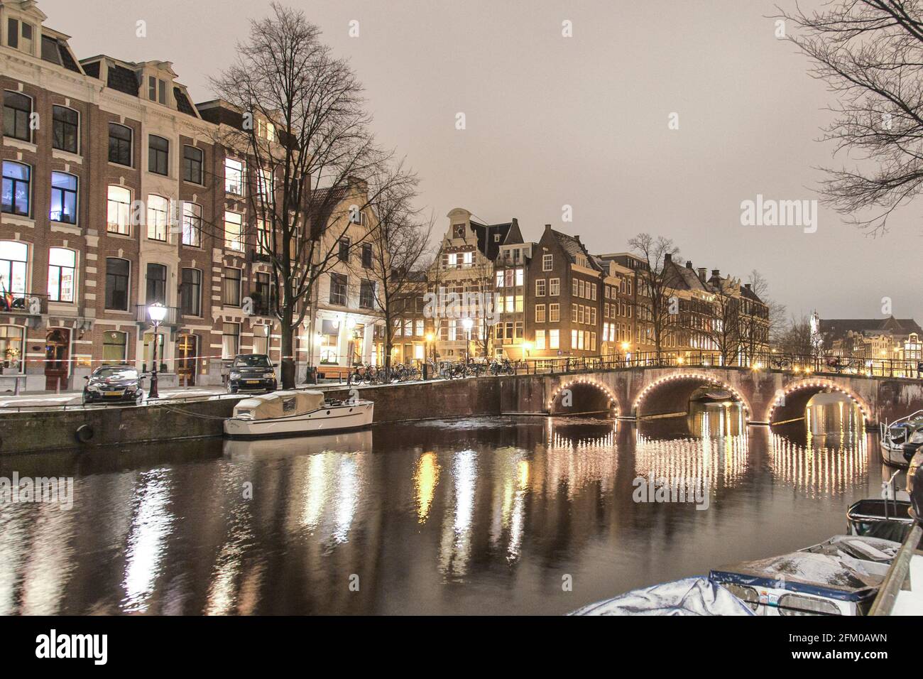 Maisons traditionnelles et pont le long du canal lumineux de Keizersgracht la nuit, Amsterdam, Hollande du Nord, pays-Bas Banque D'Images
