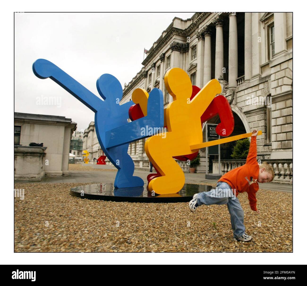 Les enfants jouent dans et autour du nouveau spectacle de sculpture en plein air Keith Haring foat Somerset House à Londres, ils seront en spectacle du 6 juin au 28 octobre. photo David Sandison 2/6/2005 Banque D'Images