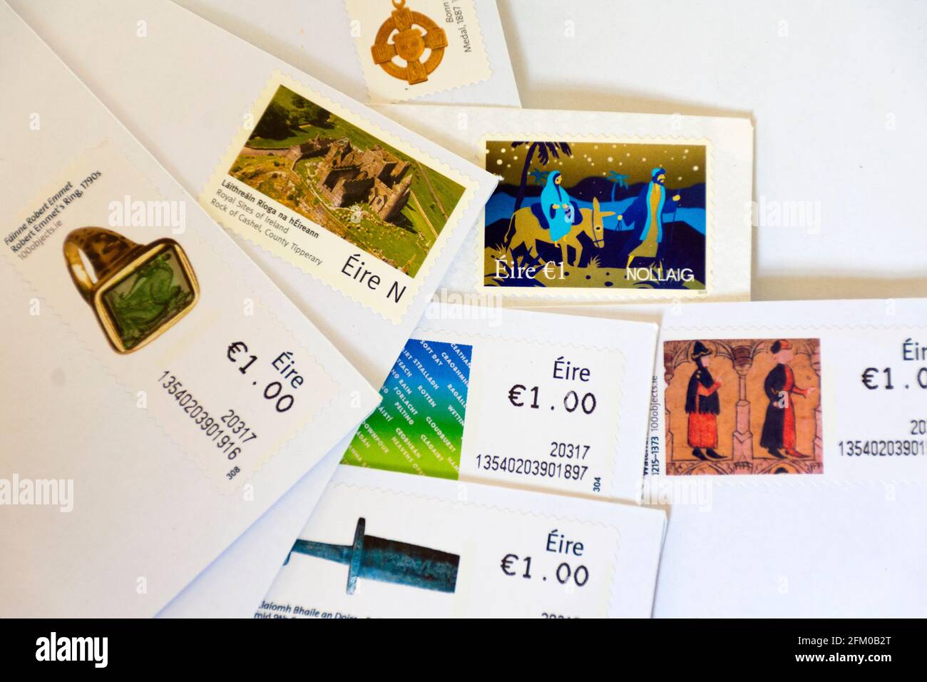 Ardara, Comté de Donegal, Irlande. 5 mai 2021. Le prix d'un timbre augmentera à 1.10 € plus tard ce mois-ci, soit une hausse de dix pour cent. Un courrier a confirmé qu'il y aura également une augmentation du prix international standard de la lettre à 2.00 €, contre 1.70 €, à partir de mai 27. L'image montre les timbres-poste actuels pour une lettre standard au prix de 1 €. Banque D'Images