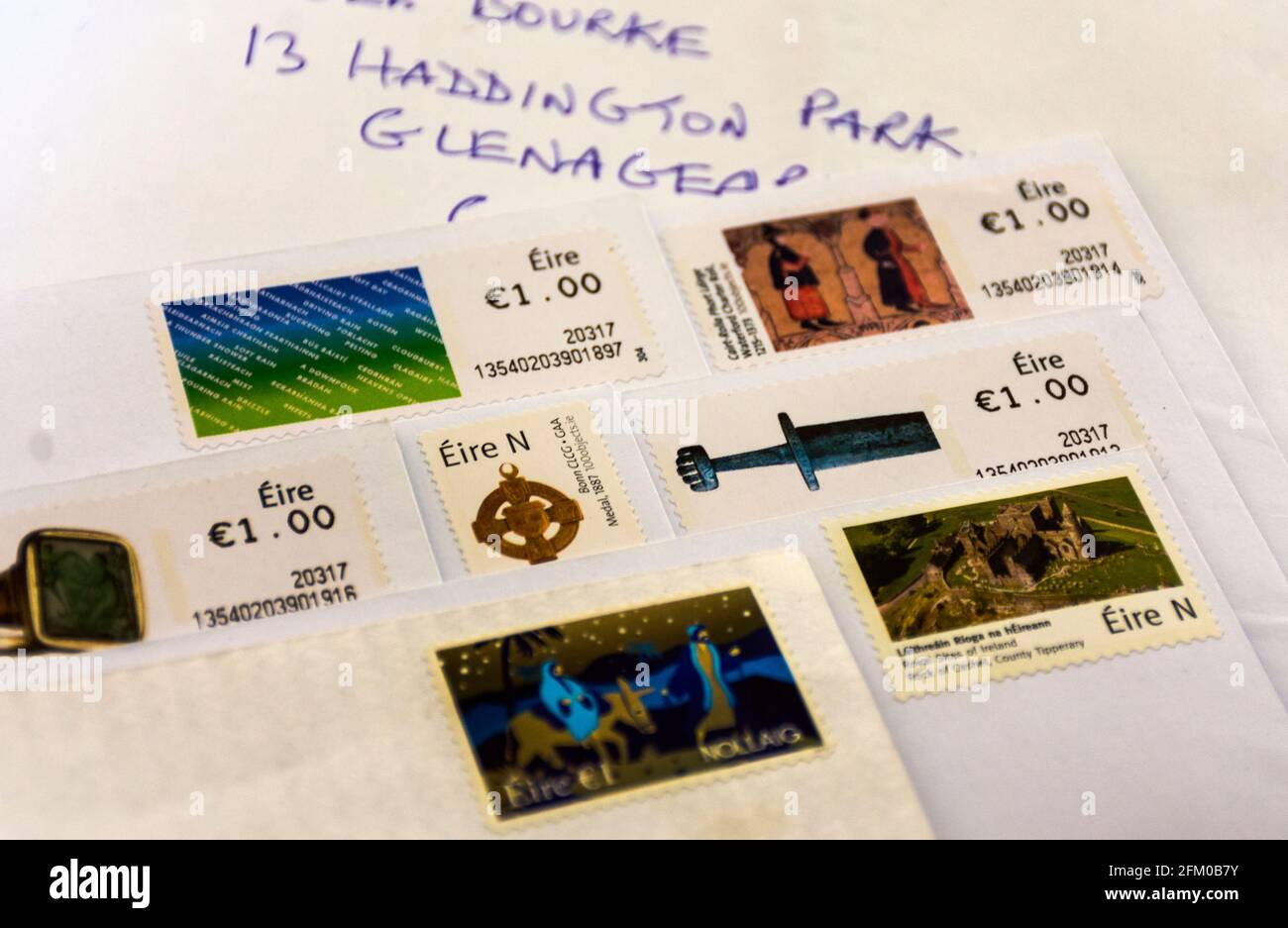 Ardara, Comté de Donegal, Irlande. 5 mai 2021. Le prix d'un timbre augmentera à 1.10 € plus tard ce mois-ci, soit une hausse de dix pour cent. Un courrier a confirmé qu'il y aura également une augmentation du prix international standard de la lettre à 2.00 €, contre 1.70 €, à partir de mai 27. L'image montre les timbres-poste actuels pour une lettre standard au prix de 1 €. Banque D'Images