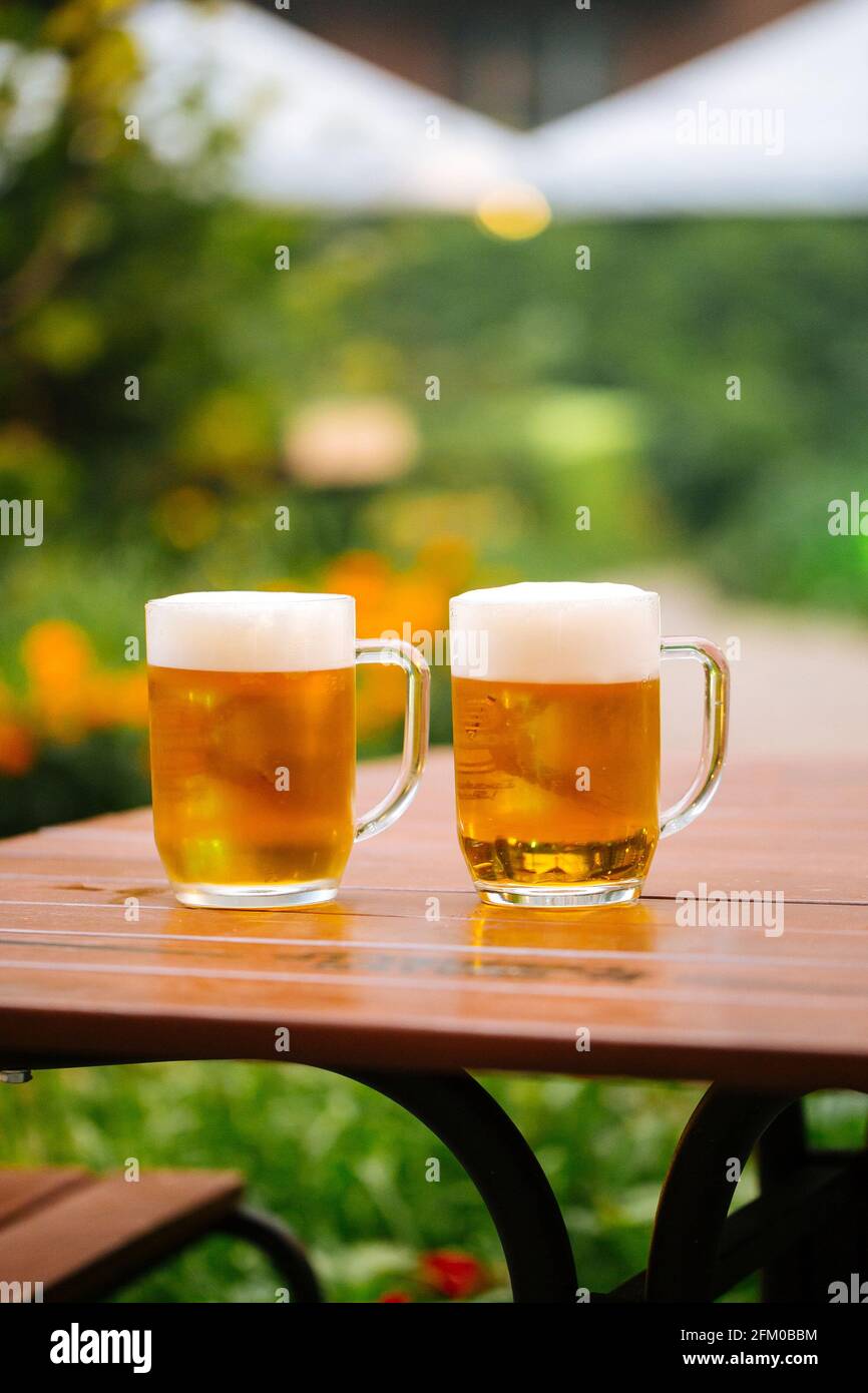 Tasses de bière en verre sur la table dans un café terrasse Banque D'Images