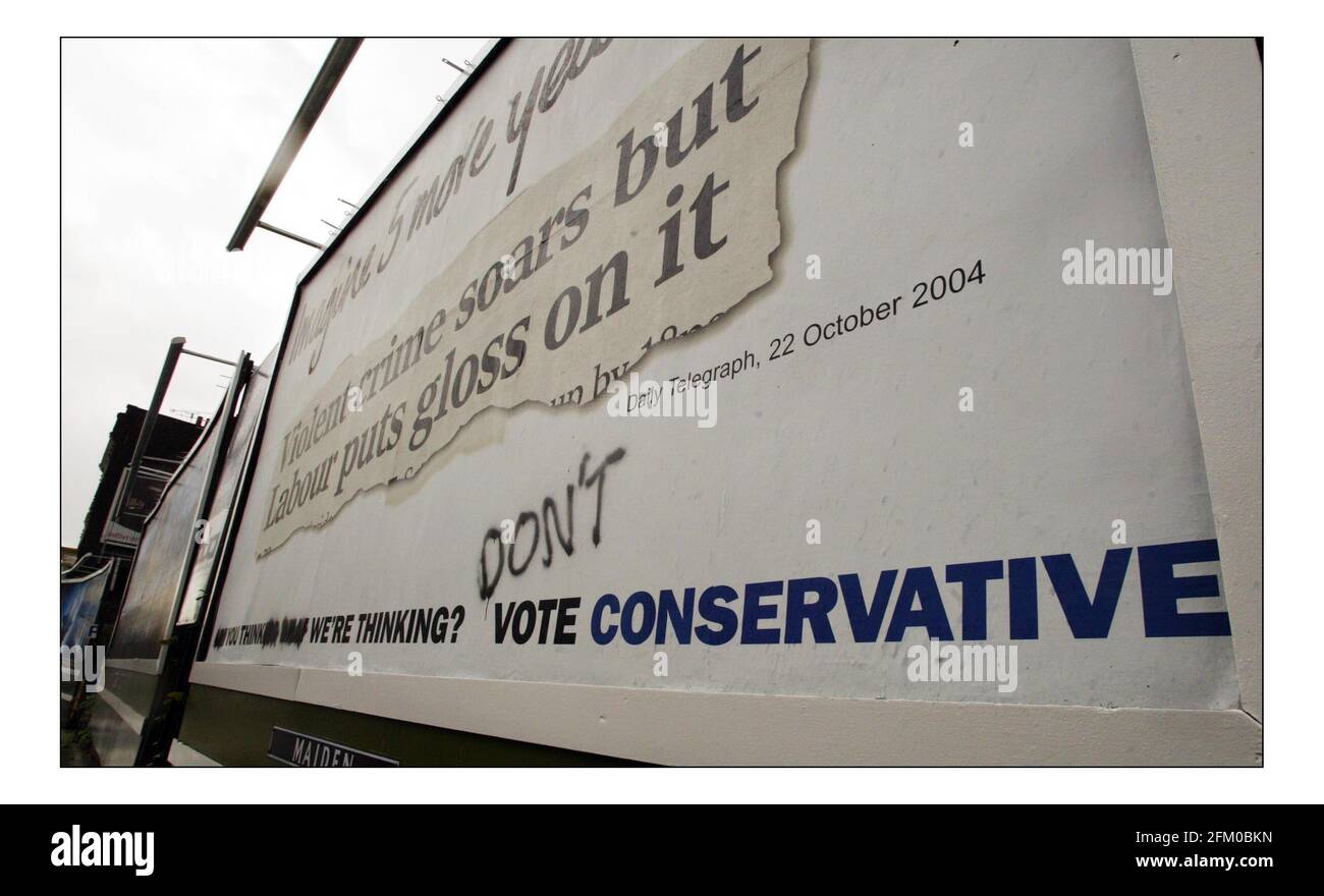 Affiche électorale avec grafiti sur le commercial RD à Londonpic David Sandison 27/4/2005 Banque D'Images