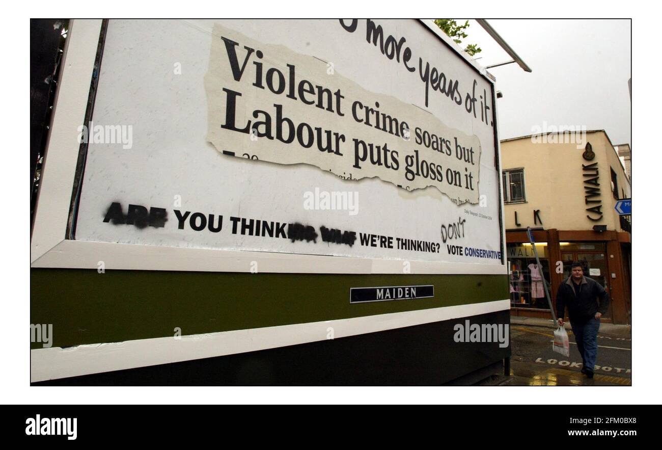 Affiche électorale avec grafiti sur le commercial RD à Londonpic David Sandison 27/4/2005 Banque D'Images