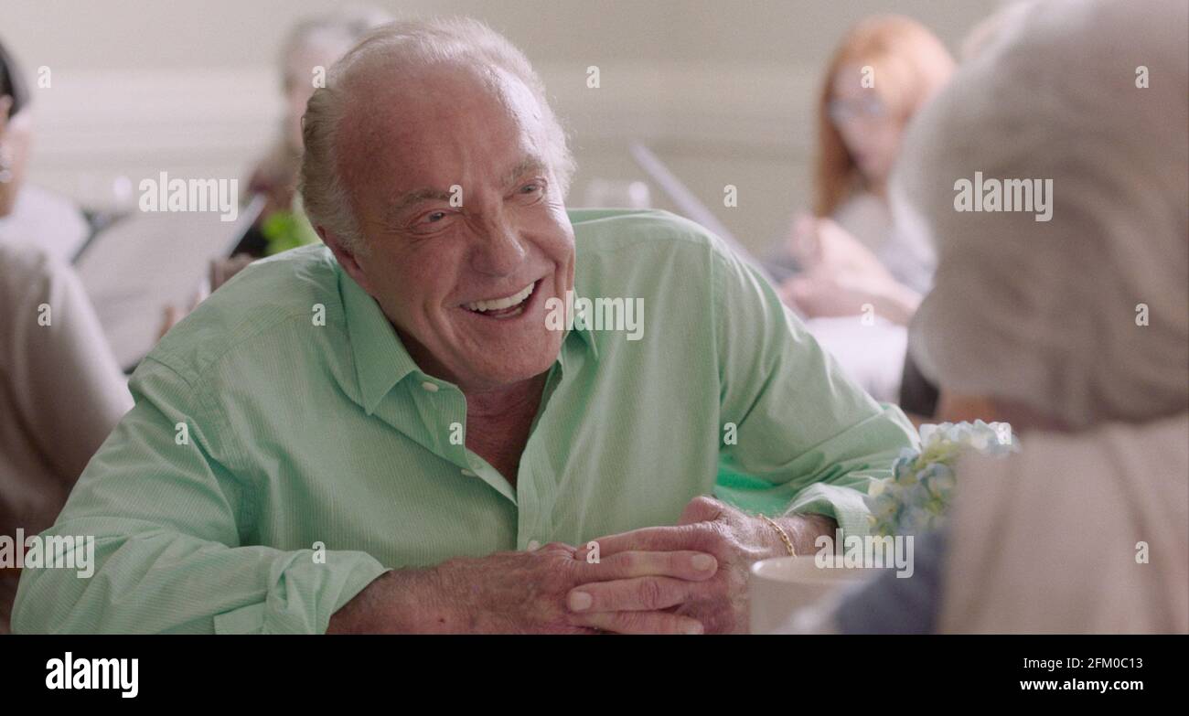 DATE DE SORTIE: Juin 11 2021 TITRE: Queen Bees STUDIO: Astute films RÉALISATEUR: Michael Lembeck PARCELLE: Il n'est jamais trop tard pour rire avec des amis, pour tomber dans l'amour à nouveau et pour mettre les 'filles moyenne' à leur place. AVEC : JAMES CAAN comme Dan. (Credit image: © astute films/Entertainment Pictures) Banque D'Images