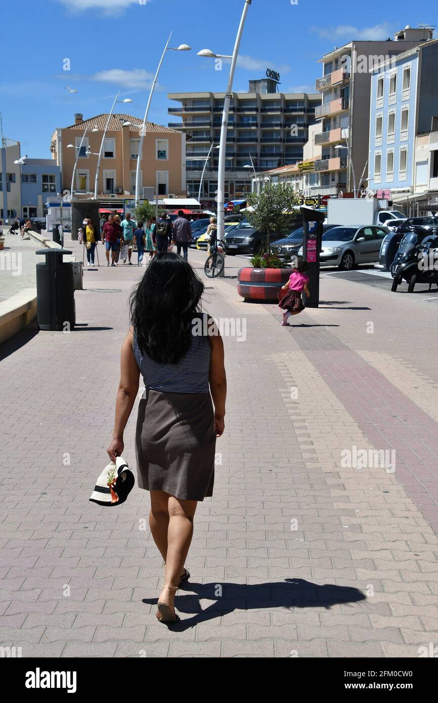 Femme ou fille philippine asiatique vêtue d'une robe noire suite à sa fille  mixte à Palavas les Flots près de Montpellier, Occitanie, sud de la France  Photo Stock - Alamy