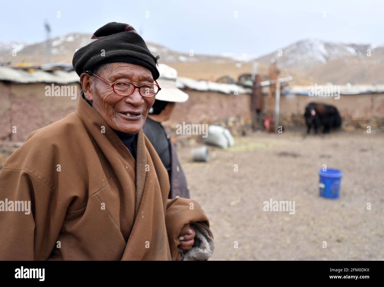 (210505) -- LHASSA, le 5 mai 2021 (Xinhua) -- Sonam Tobgye se dresse dans la cour de sa maison, dans le village de Nalung, dans le canton de Wumatang, comté de Damxung, dans le comté de Lhassa, capitale de la région autonome du Tibet, dans le sud-ouest de la Chine, le 15 avril 2021. Avant la réforme démocratique au Tibet en 1959, Sonam Tobgye était un serf et vivait sous un servage féodal cruel et dans une misère abjecte. « nous avons dû travailler jour et nuit pour payer des impôts exorbitants prélevés par les propriétaires de serf et les autorités locales », a rappelé Sonam, 82. Sonam a embrassé une toute nouvelle vie en 1959 quand sa famille a obtenu des prairies et du bétail, quelque chose de son an Banque D'Images