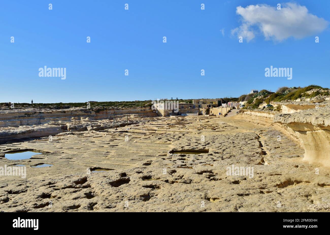 DELIMARA, MARSAXLOKK, MALTE - 08 décembre 2015 : plate-forme à vagues et falaises calcaires basses et blanches situées le long d'une baie de la piscine St Peter à Malte, sur un beau wi Banque D'Images