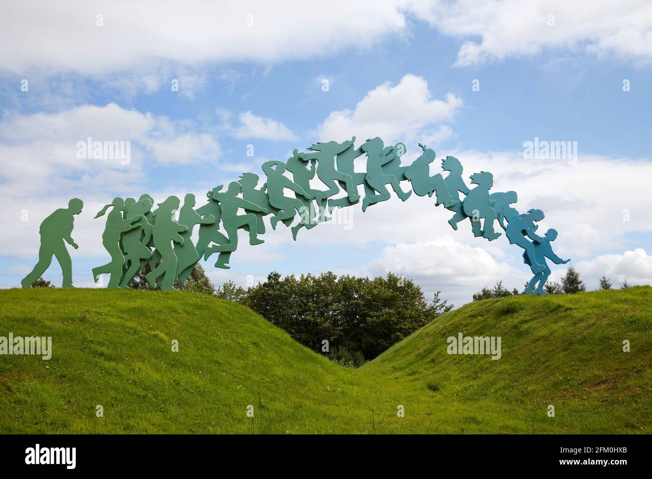 Saut de foi, une structure sur la route Anderstown, Belfast, de 21 enfants qui bondisent par Gordon Muir. Banque D'Images