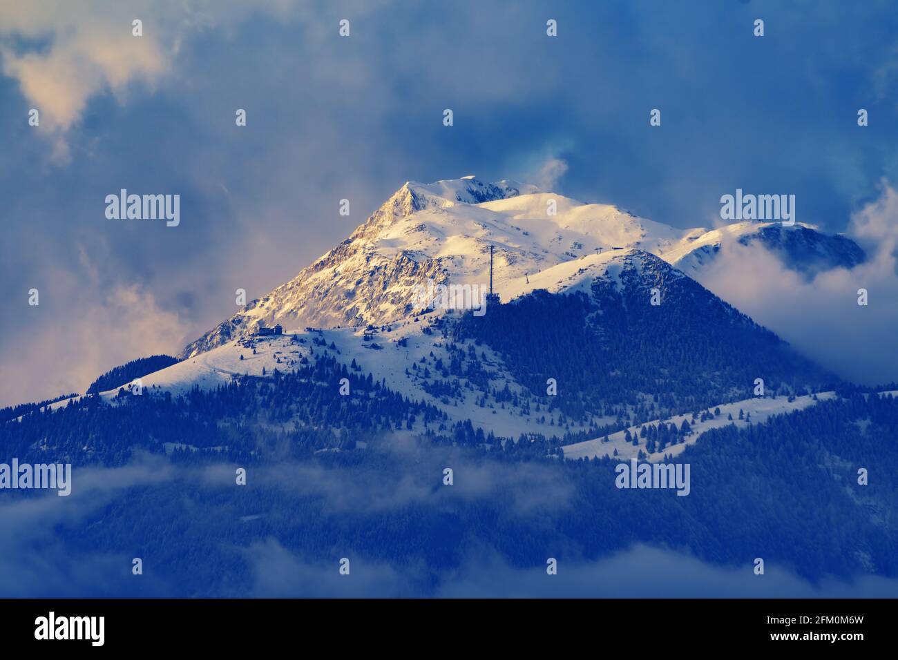 Panorama des pistes enneigées et des remontées mécaniques de Krvavec, un centre de ski en Slovénie Banque D'Images