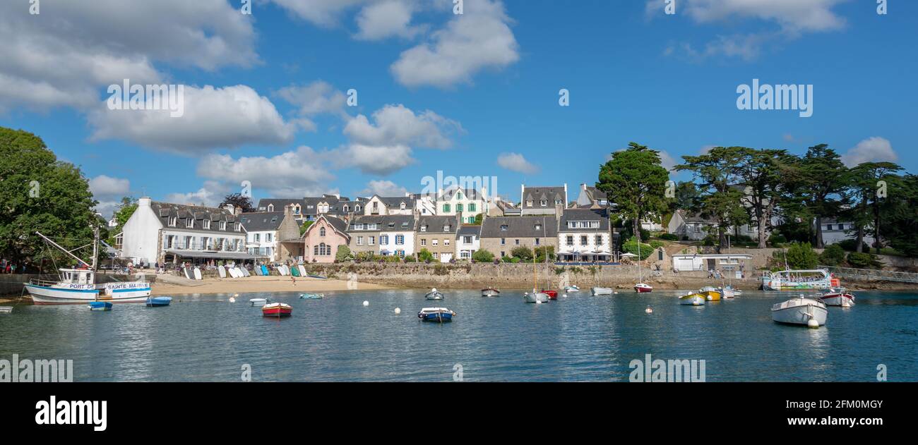 Panorama du port pittoresque de Sainte Marine dans le Finistère, Bretagne, France Banque D'Images