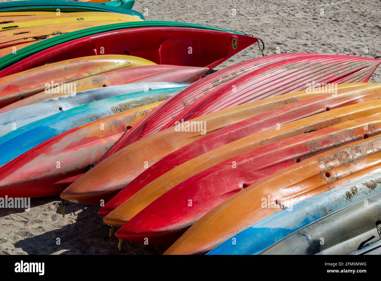 Canoës colorés sur une plage de sable Banque D'Images