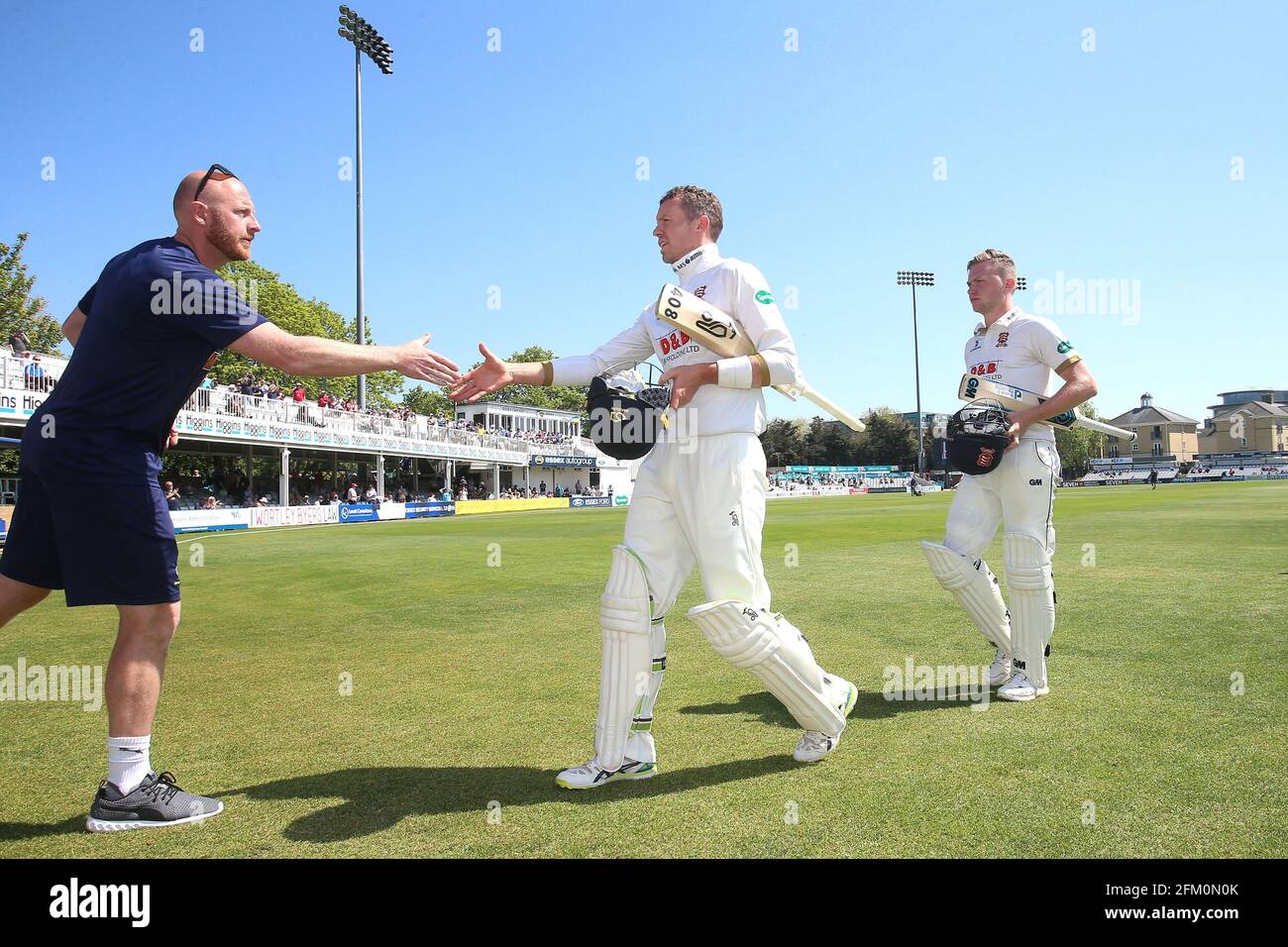 Peter Siddle et Sam Cook d'Essex quittent le terrain après une défaite à la maison pendant la CCC d'Essex contre CCC du Yorkshire, Specsavers County Championship Division 1 Cr Banque D'Images
