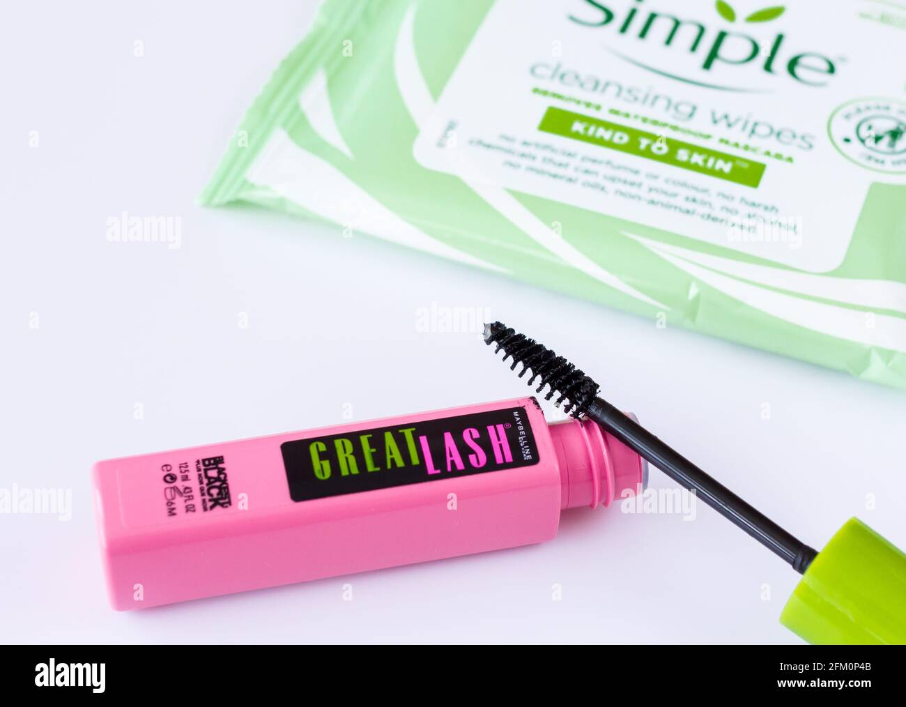 Applicateur pour bouteille et brosse de mascara noir de Maybelline Banque D'Images