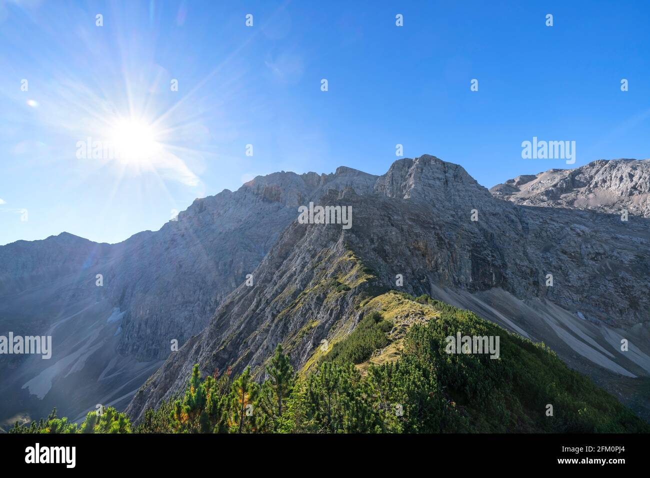 Paysage alpin avec montagnes rocheuses à une journée ensoleillée en été. Karwendel, Tyrol, Autriche, Europe Banque D'Images