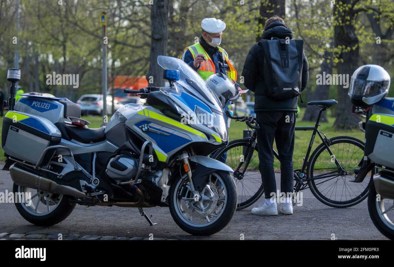 Leipzig, Allemagne. 05e mai 2021. Un policier de la police de la circulation de Leipzig contrôle un cycliste sur Jahnallee à Leipzig. Le service de police de Leipzig effectue les contrôles dans le cadre de la campagne de sécurité routière inter-États sicher.mobil.leben. L'objectif est d'accroître la sécurité routière pour tous les modes de transport impliqués dans la circulation routière. Credit: Hendrik Schmidt/dpa-Zentralbild/ZB/dpa/Alay Live News Banque D'Images