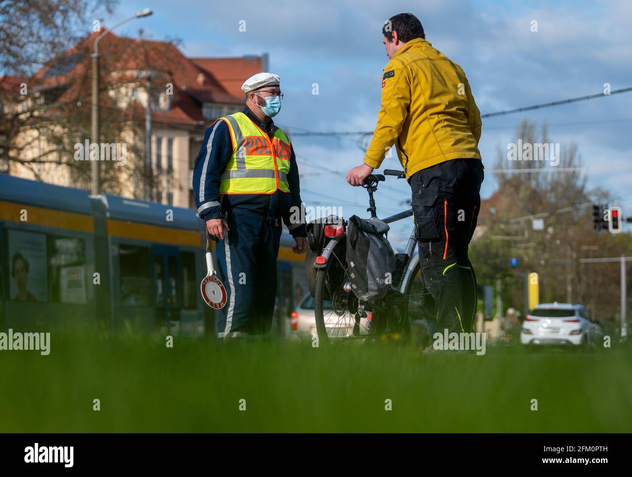 Leipzig, Allemagne. 05e mai 2021. Un policier de la police de la circulation de Leipzig contrôle un cycliste sur Jahnallee à Leipzig. Le service de police de Leipzig effectue les contrôles dans le cadre de la campagne de sécurité routière inter-États sicher.mobil.leben. L'objectif est d'accroître la sécurité routière pour tous les modes de transport impliqués dans la circulation routière. Credit: Hendrik Schmidt/dpa-Zentralbild/ZB/dpa/Alay Live News Banque D'Images