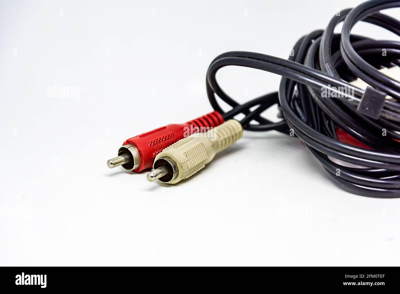 Deux fiches RCA audio rouges et blanches isolées sur un fond blanc. Technologie analogique. Couramment utilisé pour transporter des signaux audio et vidéo Banque D'Images