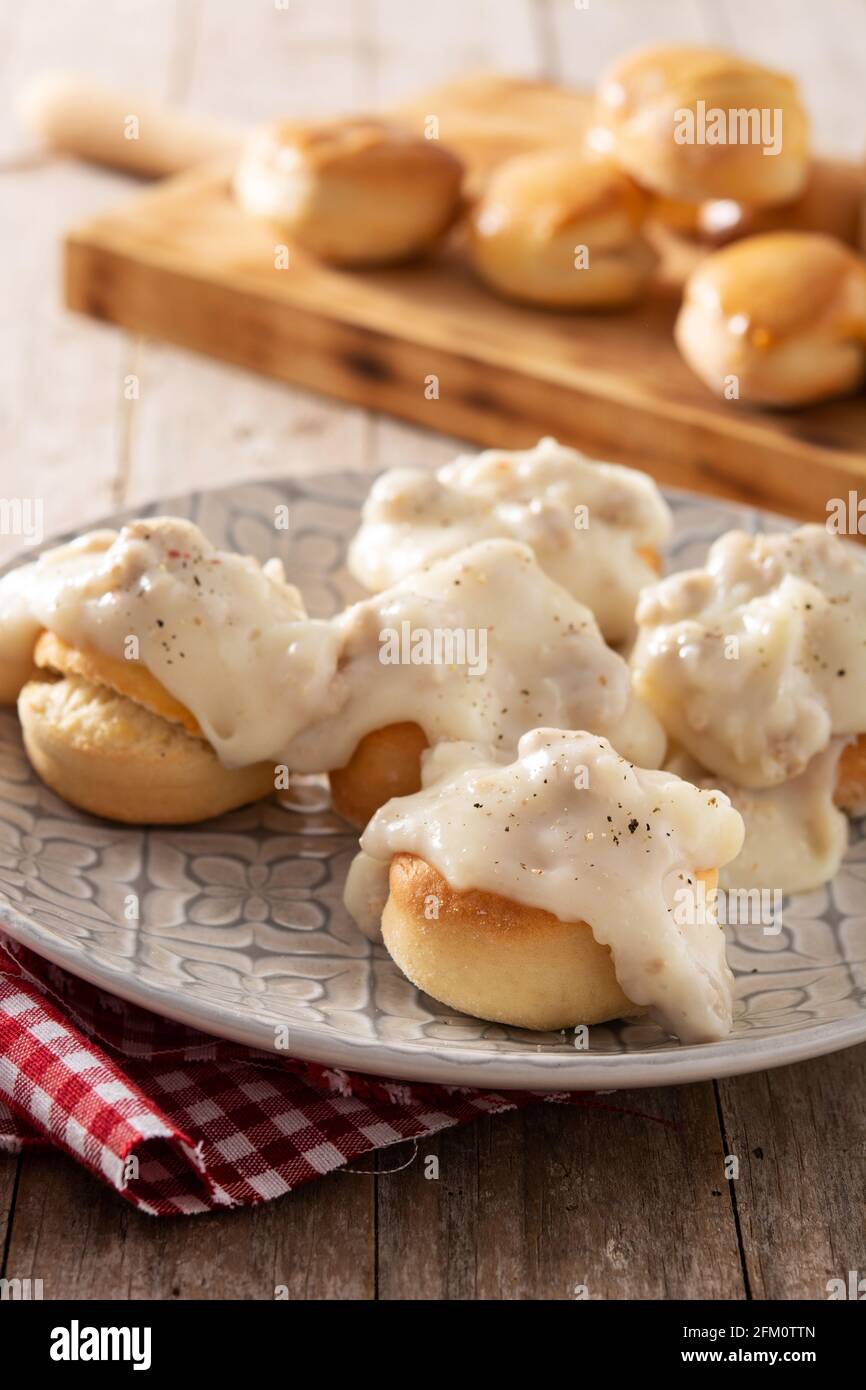 Petits Gateaux Americains Traditionnels Et Sauce Pour Le Petit Dejeuner Sur Une Table En Bois Photo Stock Alamy