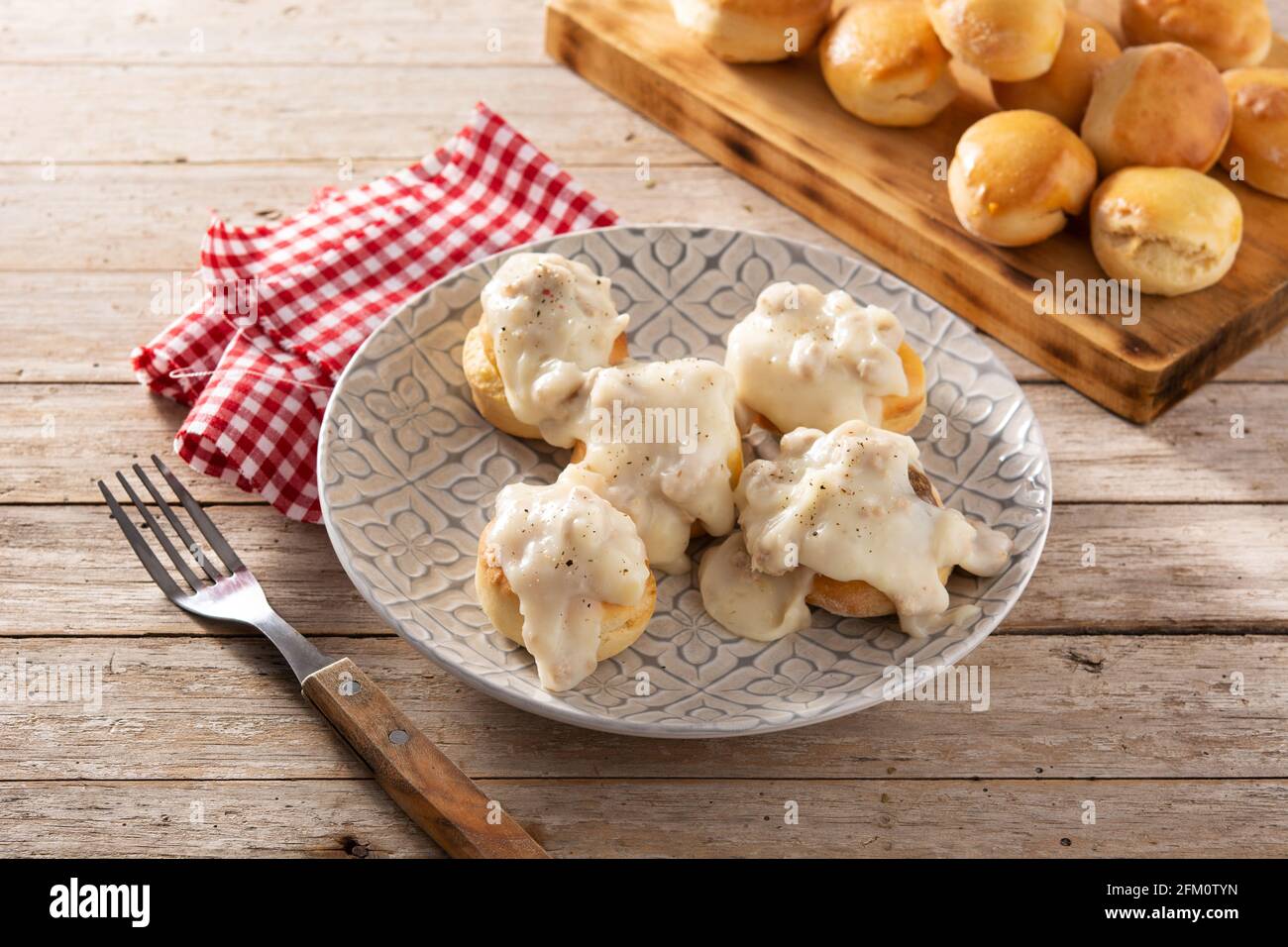Petits Gateaux Americains Traditionnels Et Sauce Pour Le Petit Dejeuner Sur Une Table En Bois Photo Stock Alamy