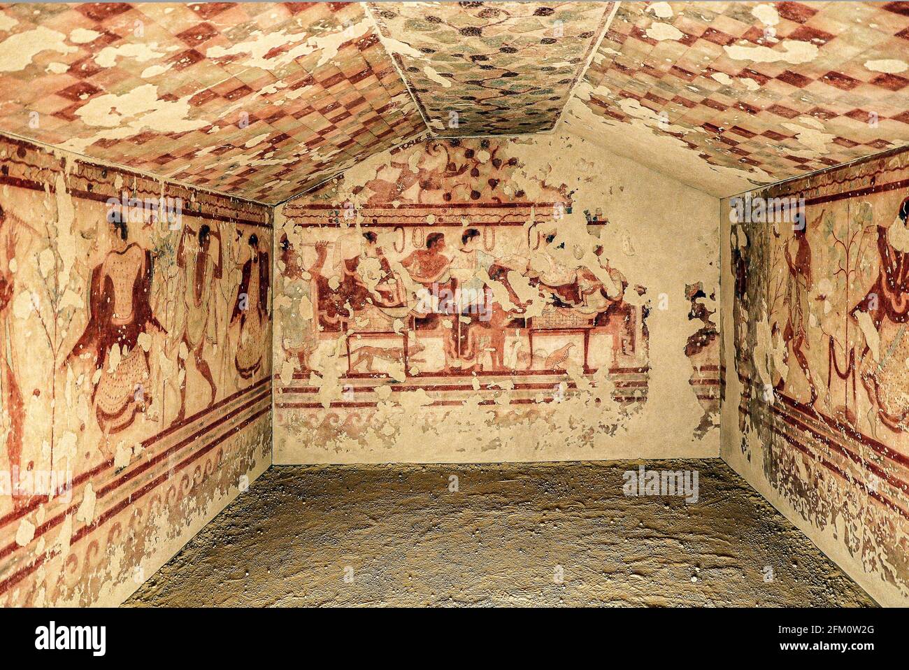 Tombeau du Tritrinium (italien: Tomba del Tritrinio) ou lit funéraire (del Letto Funebre) est une tombe étrusque dans la nécropole de Monterozzi près de Tarquinia, l'un des plus célèbres de tous les tombeaux étrusque - montre une scène de banquet Banque D'Images