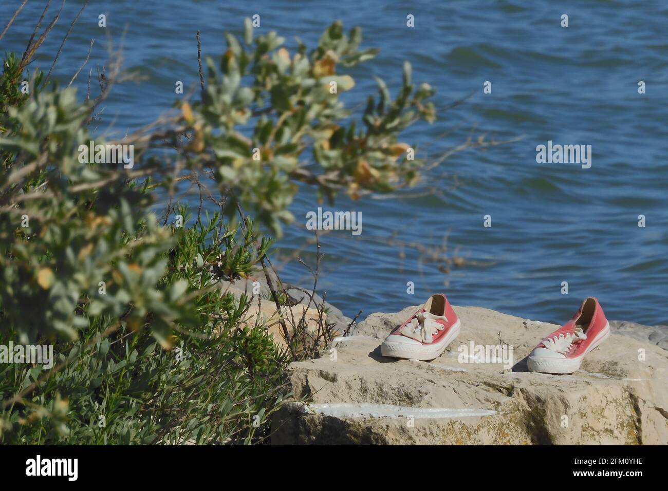 Une paire de chaussures rouges Converse Mediterranean Sea, Palavas les Flots, Montpellier, Occitanie, sud de la France Banque D'Images