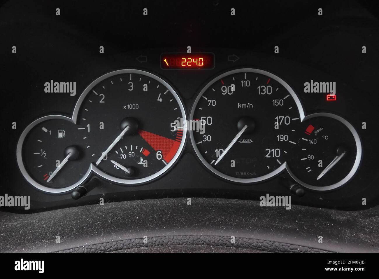 Voiture française Peugeot 206 tableau de bord avec indicateur de vitesse, tachymètre, jauge d'huile, jauge de carburant, jauge de pression d'huile, Indicateur de température de l'eau, régime et kilométrage Banque D'Images