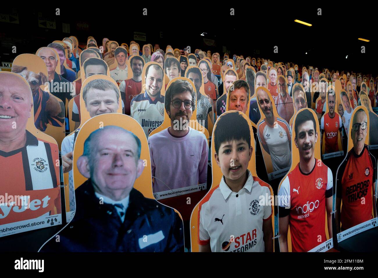 Luton, Royaume-Uni. 04e mai 2021. Vue générale des fans de carton découpé à Kenilworth Road, domicile de Luton Town pendant le match de championnat Sky Bet entre Luton Town et Rotherham United à Kenilworth Road, Luton, Angleterre, le 4 mai 2021. Photo de David Horn. Crédit : Prime Media Images/Alamy Live News Banque D'Images