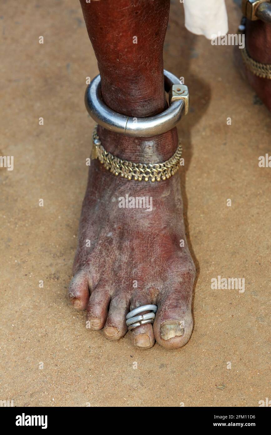 Femme tribale bijoux traditionnels en argent. Cette photo a été prise au village de Masaguda dans le district de Srikakulam, Andhra Pradesh, Inde. TRIBU DE SAVARA Banque D'Images