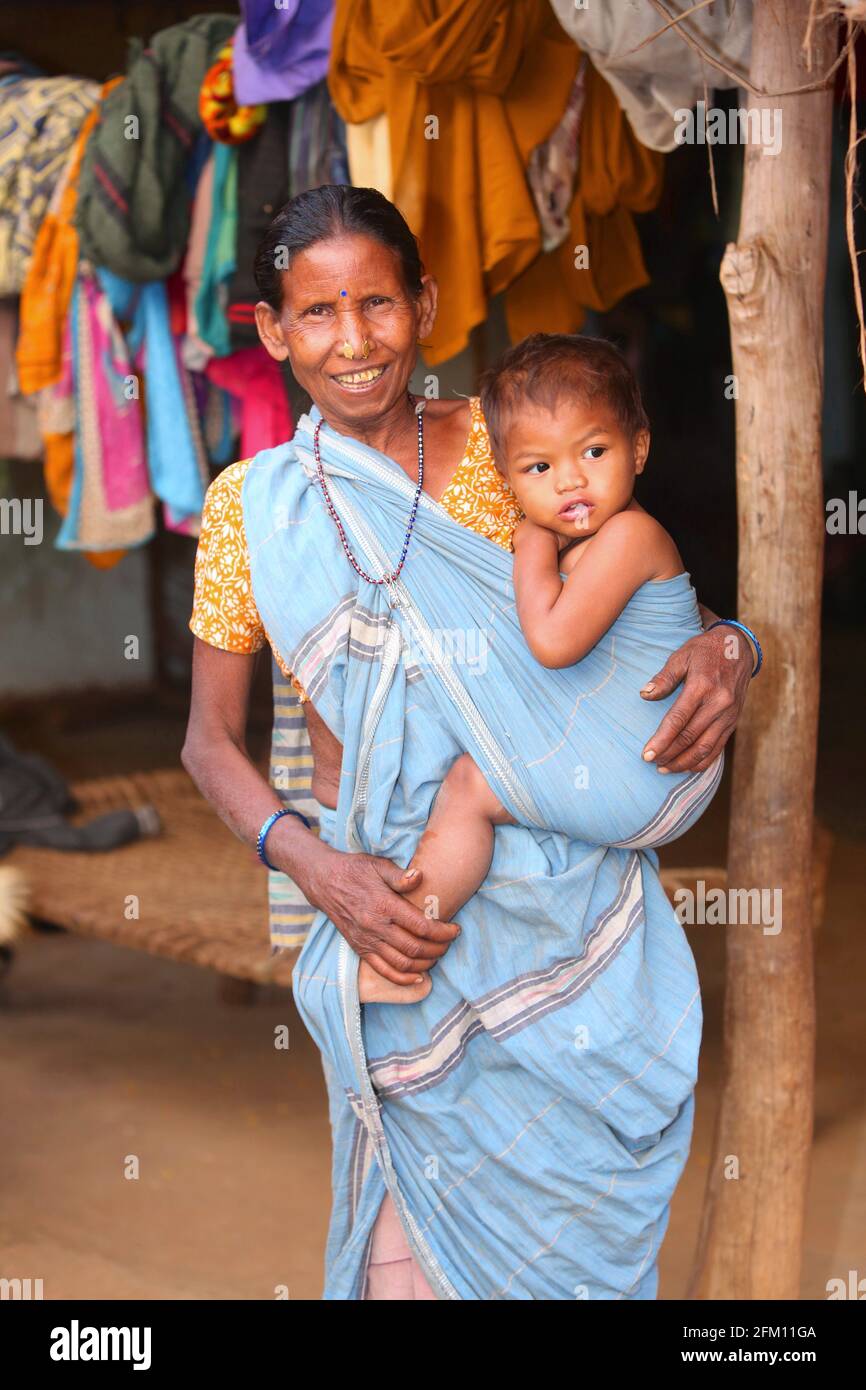 Grande mère transportant son petit-fils au village de Masaguda, district de Srikakulam, Andhra Pradesh, Inde. TRIBU DE SAVARA Banque D'Images