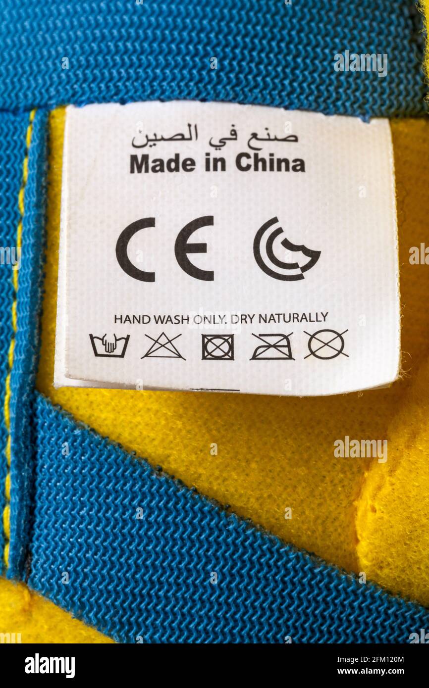 Symbole de marquage ce avec symboles de lavage et Instructions sur l'étiquette du jouet doux en peluche Minions fabriqué en Chine Banque D'Images