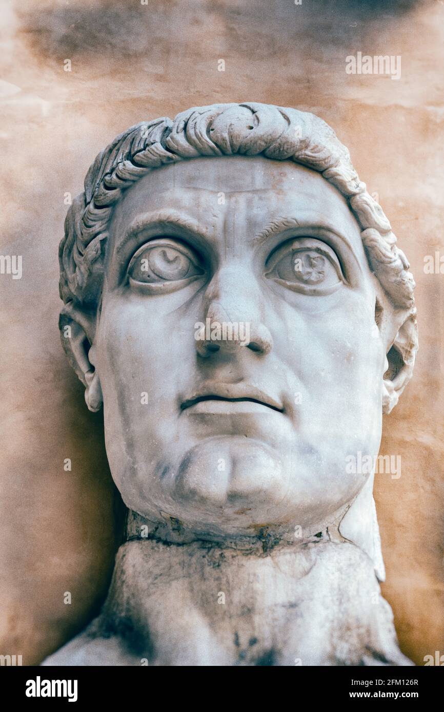 Rome, Italie. Le Musée Capitoline. La tête de Constantine le Grand d'une statue de 12 mètres de haut de l'empereur qui était autrefois dans le Forum romain Banque D'Images