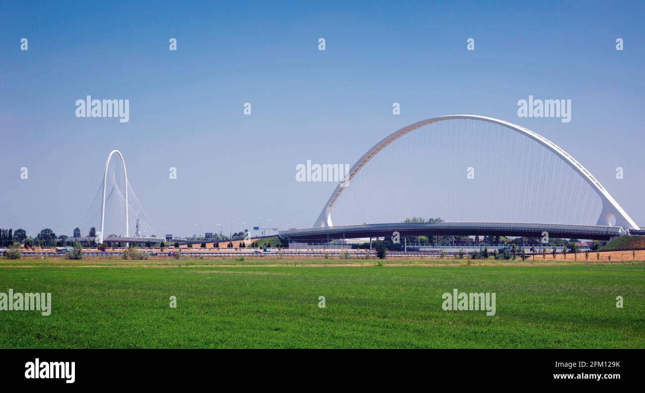 Reggio Emilia, Émilie-Romagne, Italie. Ponts conçus par l'architecte espagnol Santiago Calatrava à la sortie de Reggio Emilia de l'A1 Autostrade del sol. Banque D'Images