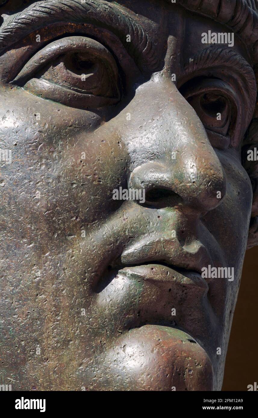 Rome, Italie. Le Musée Capitoline. La tête de Constantine le Grand d'une statue de 12 mètres de haut de l'empereur qui était autrefois dans le Forum romain Banque D'Images
