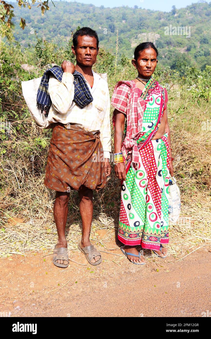Couple tribal Jatapus dans le village de Chinapolla, Seethampeta tehsil, Andhra Pradesh, Inde Banque D'Images