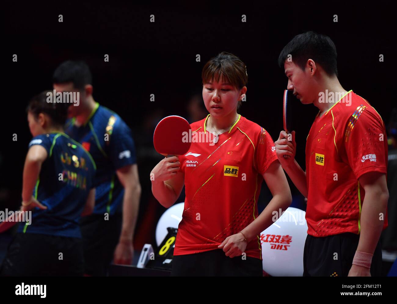 Xinxiang, province chinoise du Henan. 5 mai 2021. Zhou Yu (1er R)/Chen Xingtong (2e R) communiquent lors du quart de finale mixte de doubles entre Xu Xin/Liu Shiwen et Zhou Yu/Chen Xingtong lors des essais de Grand smashes de WTT (World Table tennis) de 2021 et de la simulation olympique à Xinxiang, dans la province de Henan, en Chine centrale, le 5 mai 2021. Credit: Li Jianan/Xinhua/Alamy Live News Banque D'Images