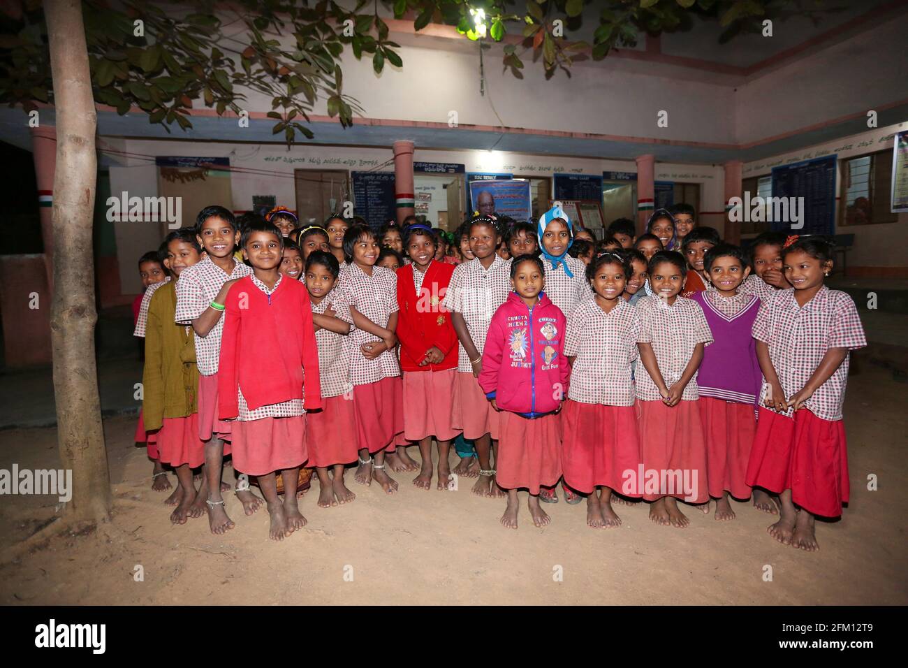 Govt Tribal providential secondaire ou ashram école filles élèves au village de Pwoikavalasa à Srikakulam Dist., Andhra Pradesh, Inde Banque D'Images