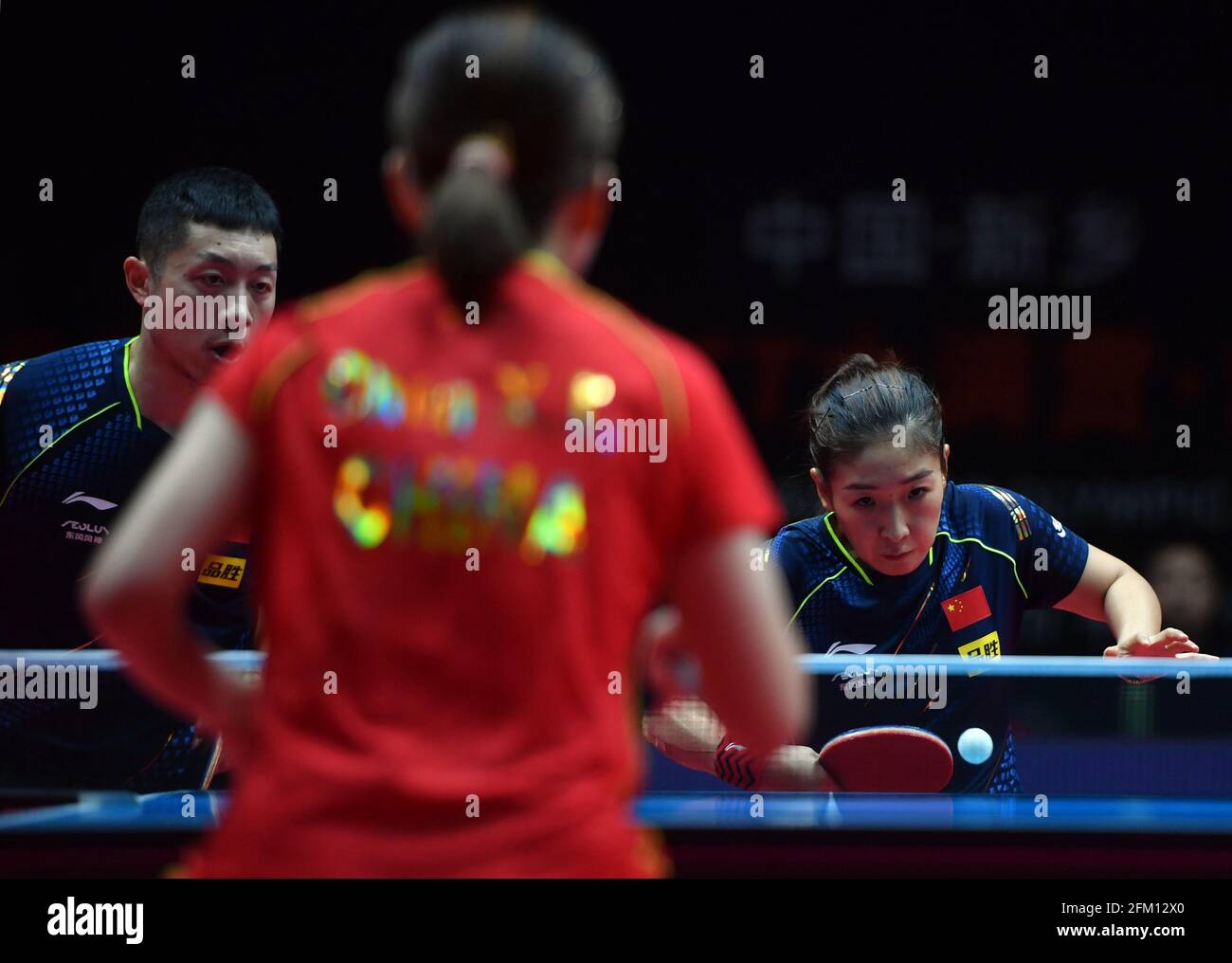 Xinxiang, province chinoise du Henan. 5 mai 2021. Xu Xin/Liu Shiwen (R) concourt lors du quart de finale mixte de doubles entre Xu Xin/Liu Shiwen et Zhou Yu/Chen Xingtong lors des essais de Grand smashes de WTT (World Table tennis) de 2021 et de la simulation olympique à Xinxiang, dans la province de Henan, au centre de la Chine, le 5 mai 2021. Credit: Li Jianan/Xinhua/Alamy Live News Banque D'Images