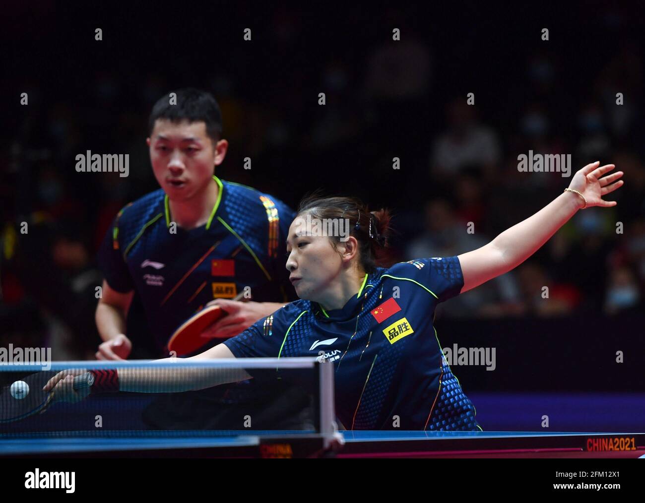 Xinxiang, province chinoise du Henan. 5 mai 2021. Xu Xin (L)/Liu Shiwen en compétition pendant le quart de finale mixte de doubles entre Xu Xin/Liu Shiwen et Zhou Yu/Chen Xingtong lors des essais de Grand smashes de WTT (World Table tennis) de 2021 et de la simulation olympique à Xinxiang, dans la province de Henan, au centre de la Chine, le 5 mai 2021. Credit: Li Jianan/Xinhua/Alamy Live News Banque D'Images