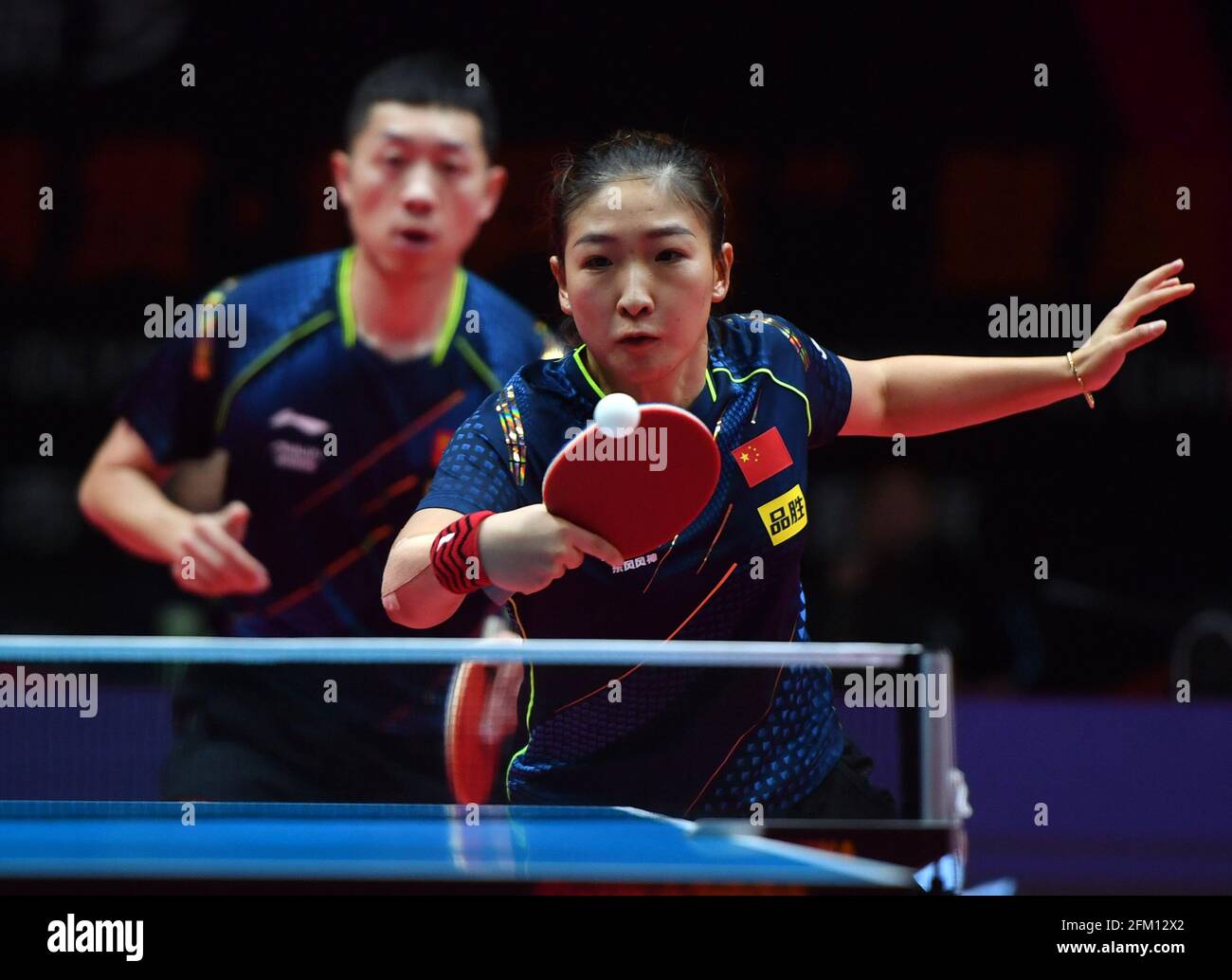 Xinxiang, province chinoise du Henan. 5 mai 2021. Xu Xin (L)/Liu Shiwen en compétition pendant le quart de finale mixte de doubles entre Xu Xin/Liu Shiwen et Zhou Yu/Chen Xingtong lors des essais de Grand smashes de WTT (World Table tennis) de 2021 et de la simulation olympique à Xinxiang, dans la province de Henan, au centre de la Chine, le 5 mai 2021. Credit: Li Jianan/Xinhua/Alamy Live News Banque D'Images