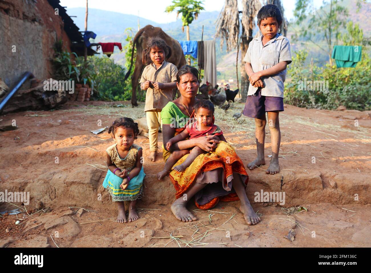 Femme tribale avec ses enfants au village de Korrakothavalasa, Araku, Andhra Pradesh, Inde. TRIBU KONDHU Banque D'Images