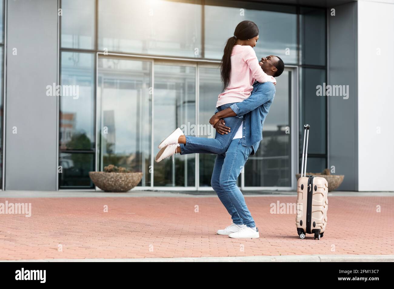 Reunion Attendue Depuis Longtemps Bonne Reunion De Couple Afro Americain Pres De La Sortie De L Aeroport Photo Stock Alamy Reunion Attendue Depuis Longtemps Bonne Reunion De Couple Afro Americain Pres De La Sortie De L Aeroport Photo Stock Alamy