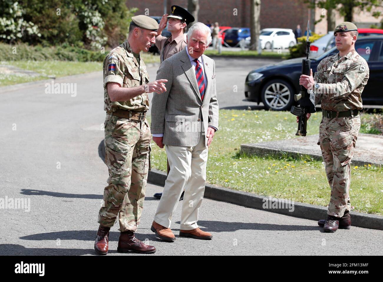 Le prince de Galles, le colonel Welsh Guards, marche avec le commandant, le lieutenant-colonel Henry Llewelyn-Usher, devant la garde du quartier, alors qu'il arrive pour une visite à la caserne Combermere à Windsor, dans le Berkshire. Date de la photo: Mercredi 5 mai 2021. Banque D'Images