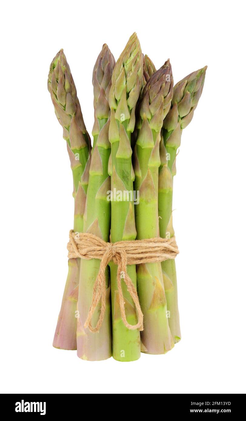 Bouquet de pointes d'asperges fraîches brutes isolées sur un blanc arrière-plan Banque D'Images