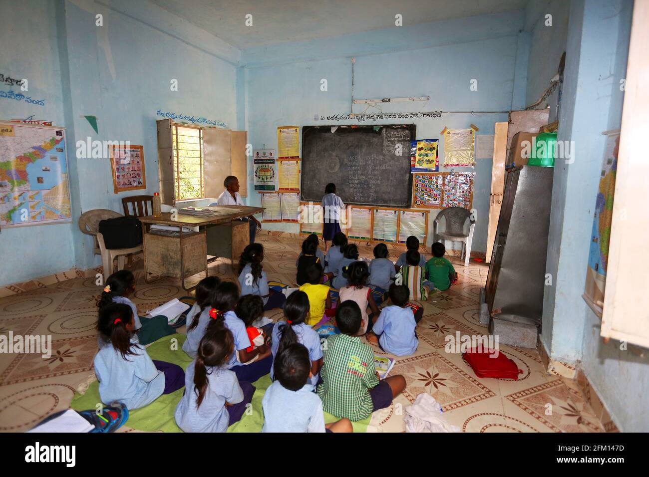 Tribu PARANGIPERJA - enfants de l'école primaire étudiant. Jakaravalasa Village, Araku, Andhra Pradesh, Inde Banque D'Images