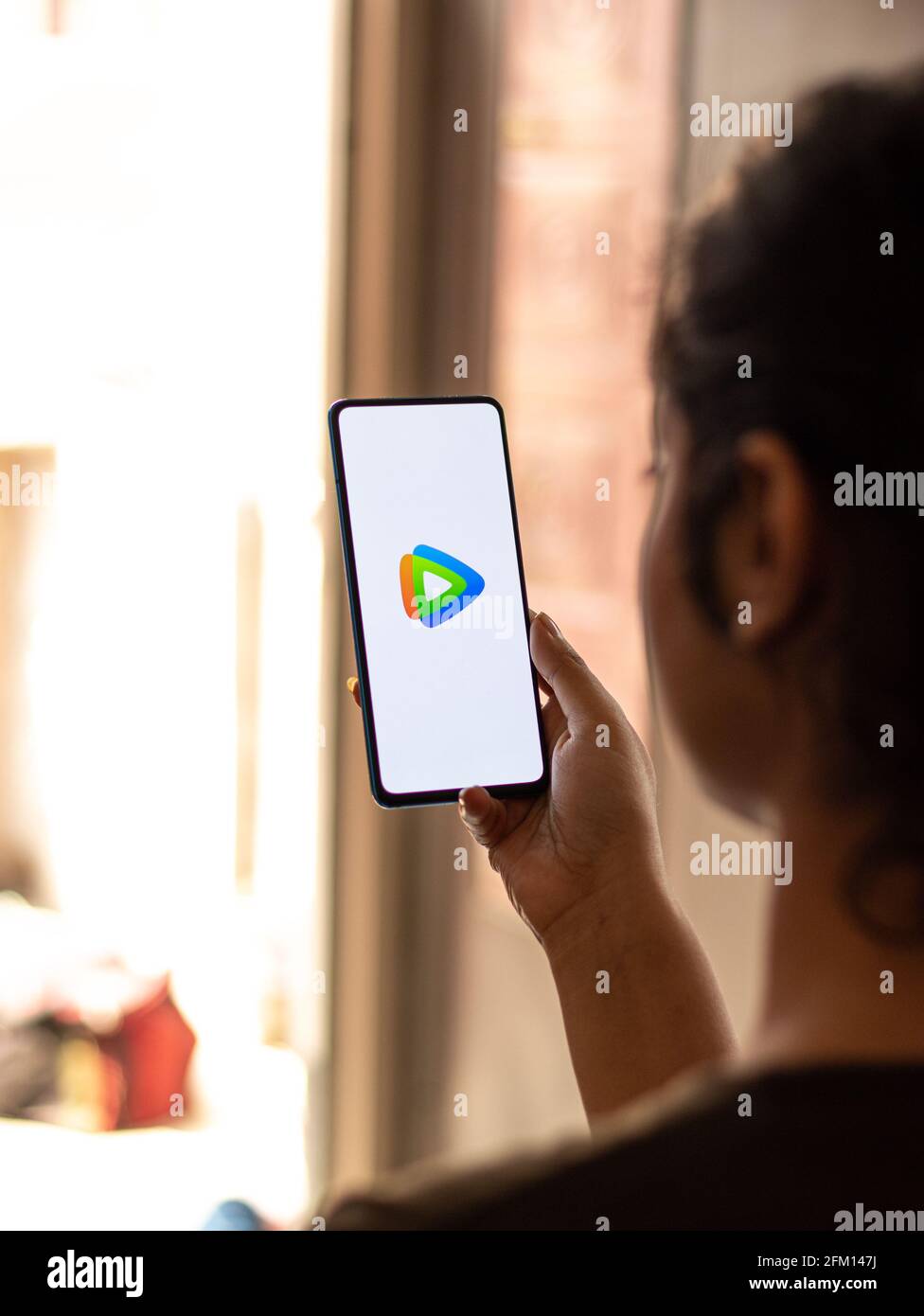 Assam, inde - 04 mai 2021 : logo vidéo de Tencent sur l'écran du téléphone. Banque D'Images